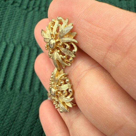 Vintage Coro Gold Plated Flower Stud Earrings - Screw Backs - Picture 7 of 8